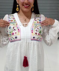 Blusa en tela de color blanco B11